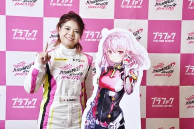 アニメのキャラクターである輪堂 凜をイメージさせるレーシングスーツで参戦する清水 愛選手