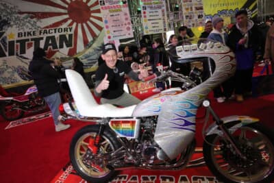 「ラメラメしてて美しいね」とバイクにも興味津々