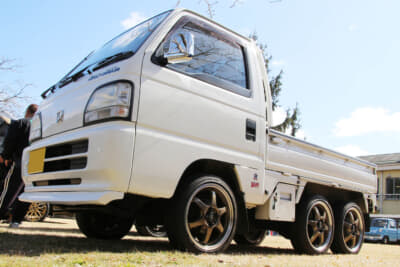 ゴム製のキャタピラを取り外すとメーカー謹製の6輪車になるので、走っていると二度見されるそうだ