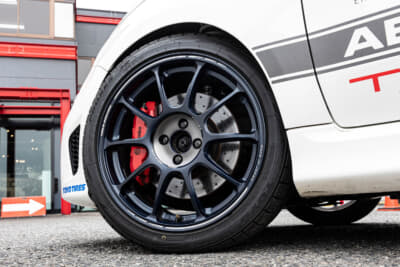 ホイールはRAYS VOLK RACING ZE40で、組み合わせるタイヤはTOYO TR1、サイズは205/45R17