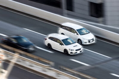 追い越し車線がある以上、左車線からの追い越しは違反になる