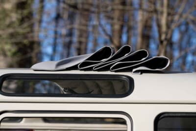 11万2000ドル（邦貨換算約1700万円）で落札されたフォルクスワーゲン「タイプ2 23ウインドウ デラックス マイクロバス」（C）Courtesy of RM Sotheby's