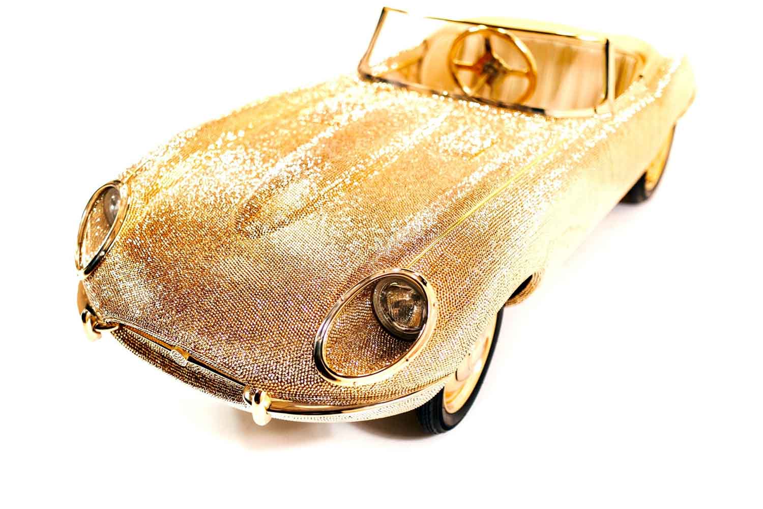 24Kゴールドとスワロフスキー仕立てのジャガー「Eタイプ」が220万円