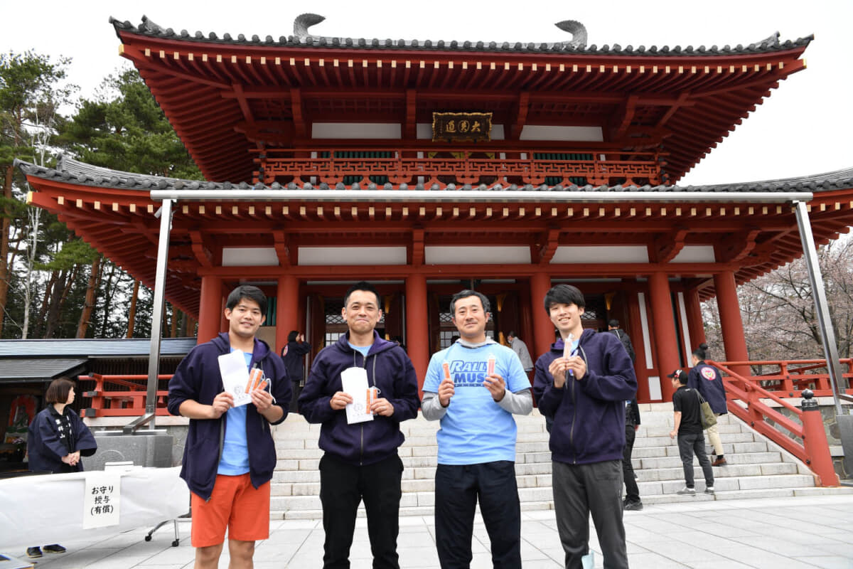 市内にある蓼科山聖光寺へ出向き、安全祈願を行い、住職より御守り授与もあり、ラリーに向けて気合が入る