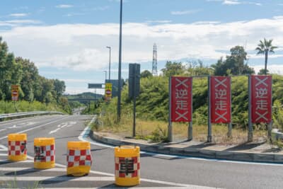 歩行者や自転車などの立ち入りを見かけたら、道路緊急ダイヤル「#9910」、もしくは110番へ通報