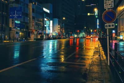 そして雨上がりも要注意。雨量が減ってきて、ワイパーが間欠でOKだったり、ワイパーのスイッチをオフにしていい状況になっても、路面はすぐには乾かない