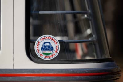 11万2000ドル（邦貨換算約1700万円）で落札されたフォルクスワーゲン「タイプ2 23ウインドウ デラックス マイクロバス」（C）Courtesy of RM Sotheby's