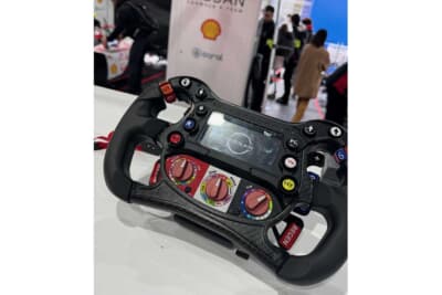 日産フォーミュラEチームのガレージ潜入で見ることができたステアリング