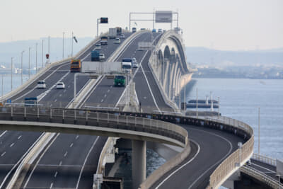 落下物や路面の汚れなどは道路緊急ダイヤルで通報