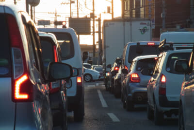 走行中に、先行車との車間距離をあまり空けずに走っていると、渋滞などが発生し、前のクルマが急停車した際は、自分のクルマも急減速しなければならなくなる