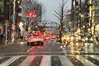 車内が曇りやすくなるので、エアコンを入れて（外気導入）で除湿を行い、視界を確保するのも大事