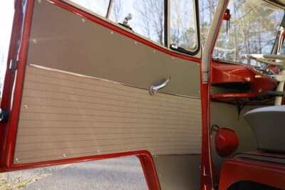 11万2000ドル（邦貨換算約1700万円）で落札されたフォルクスワーゲン「タイプ2 23ウインドウ デラックス マイクロバス」（C）Courtesy of RM Sotheby's