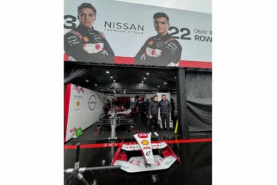 レースに向けて準備を進める日産フォーミュラEチームのガレージ