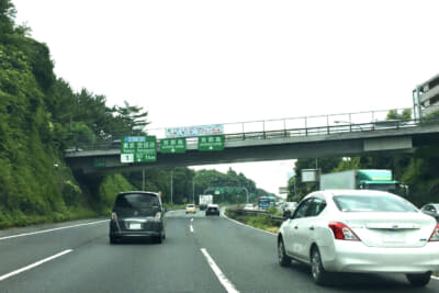 前車との車間距離を十分に開ける