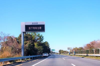 高速道路で、ルーフキャリアなどから荷物を落とすと、「高速自動車国道等運転者遵守事項違反」となる