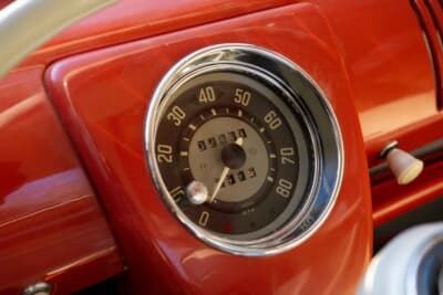 11万2000ドル（邦貨換算約1700万円）で落札されたフォルクスワーゲン「タイプ2 23ウインドウ デラックス マイクロバス」（C）Courtesy of RM Sotheby's