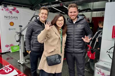 日産フォーミュラEチームのサッシャ・フェネストラズ選手（左）とオリバー・ローランド選手（右）と3ショット
