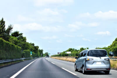 追い越し車線は、前走車に追いついたとき、そのクルマを追い越すときだけ走行して、それが済んだら速やかに走行車線に戻るのが基本