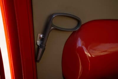 11万2000ドル（邦貨換算約1700万円）で落札されたフォルクスワーゲン「タイプ2 23ウインドウ デラックス マイクロバス」（C）Courtesy of RM Sotheby's