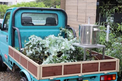 日曜日・祭日はイベント用として活躍し、荷台にハーブの原料となる葉を大量に積んで移動する