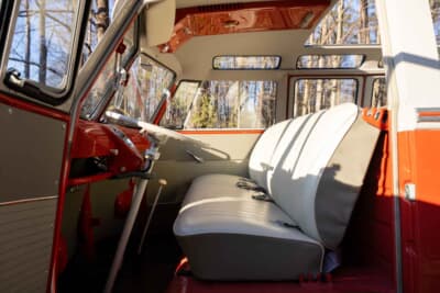 11万2000ドル（邦貨換算約1700万円）で落札されたフォルクスワーゲン「タイプ2 23ウインドウ デラックス マイクロバス」（C）Courtesy of RM Sotheby's