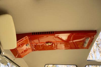 11万2000ドル（邦貨換算約1700万円）で落札されたフォルクスワーゲン「タイプ2 23ウインドウ デラックス マイクロバス」（C）Courtesy of RM Sotheby's