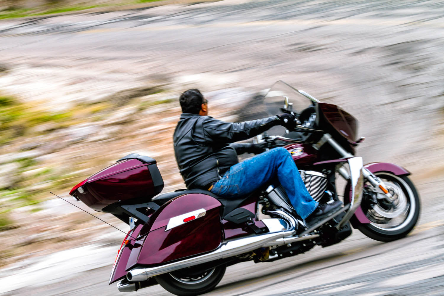 無数の十字架が「ルート66」唯一のワインディングに…険しくも不思議と