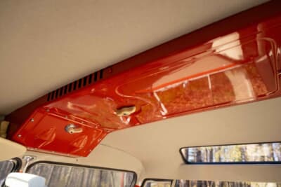 11万2000ドル（邦貨換算約1700万円）で落札されたフォルクスワーゲン「タイプ2 23ウインドウ デラックス マイクロバス」（C）Courtesy of RM Sotheby's