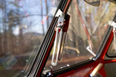 11万2000ドル（邦貨換算約1700万円）で落札されたフォルクスワーゲン「タイプ2 23ウインドウ デラックス マイクロバス」（C）Courtesy of RM Sotheby's