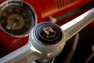 11万2000ドル（邦貨換算約1700万円）で落札されたフォルクスワーゲン「タイプ2 23ウインドウ デラックス マイクロバス」（C）Courtesy of RM Sotheby's