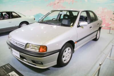 日産プリメーラ（1995年／P10型）：展示車はP10型の最終型で、2.0TmのSセレクションに、オプションのフルエアロスポイラーパッケージを装備した珍しい仕様