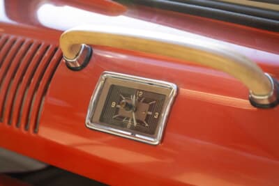 11万2000ドル（邦貨換算約1700万円）で落札されたフォルクスワーゲン「タイプ2 23ウインドウ デラックス マイクロバス」（C）Courtesy of RM Sotheby's