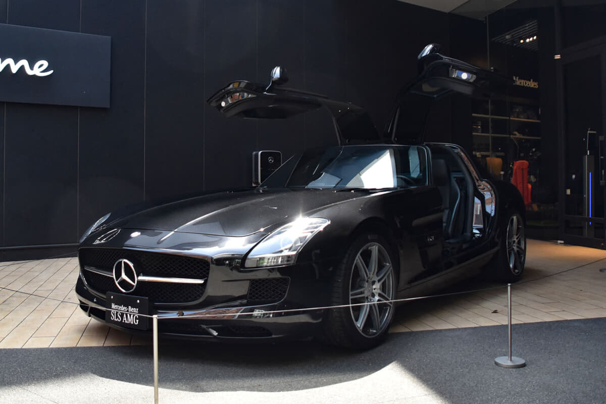 ガルウイングドアが特徴のSLS AMG