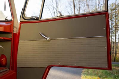 11万2000ドル（邦貨換算約1700万円）で落札されたフォルクスワーゲン「タイプ2 23ウインドウ デラックス マイクロバス」（C）Courtesy of RM Sotheby's