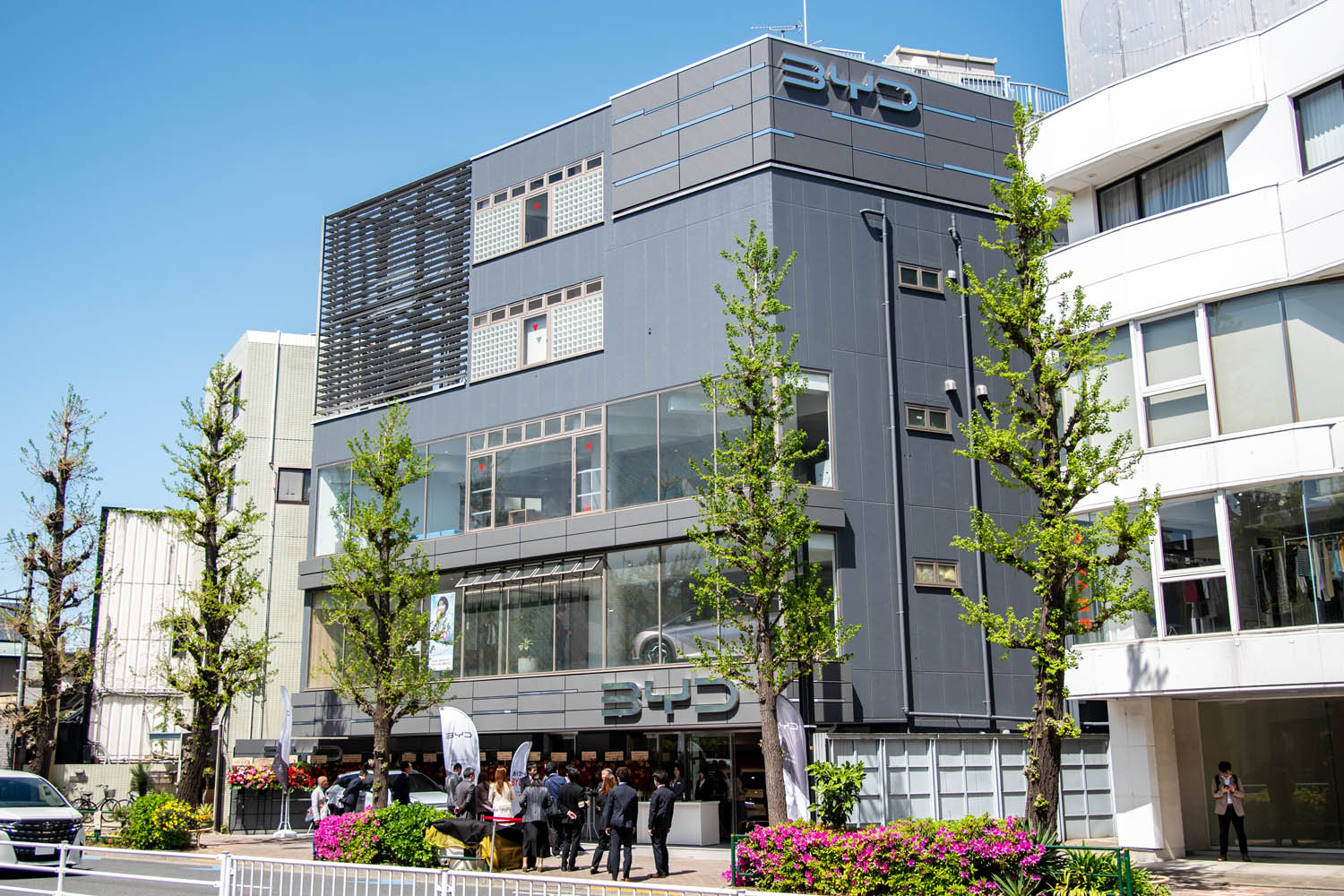 BYDが輸入車の聖地に新店舗オープン! EVバスも運行予定の目黒通りはBYD率が高まること必至です | AUTO MESSE WEB(オート ...