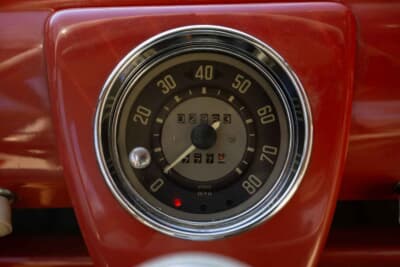 11万2000ドル（邦貨換算約1700万円）で落札されたフォルクスワーゲン「タイプ2 23ウインドウ デラックス マイクロバス」（C）Courtesy of RM Sotheby's