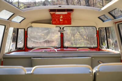 11万2000ドル（邦貨換算約1700万円）で落札されたフォルクスワーゲン「タイプ2 23ウインドウ デラックス マイクロバス」（C）Courtesy of RM Sotheby's