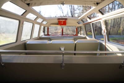 11万2000ドル（邦貨換算約1700万円）で落札されたフォルクスワーゲン「タイプ2 23ウインドウ デラックス マイクロバス」（C）Courtesy of RM Sotheby's