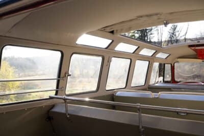 11万2000ドル（邦貨換算約1700万円）で落札されたフォルクスワーゲン「タイプ2 23ウインドウ デラックス マイクロバス」（C）Courtesy of RM Sotheby's