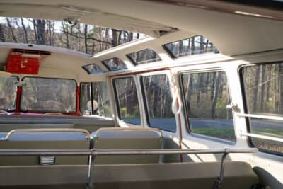 11万2000ドル（邦貨換算約1700万円）で落札されたフォルクスワーゲン「タイプ2 23ウインドウ デラックス マイクロバス」（C）Courtesy of RM Sotheby's