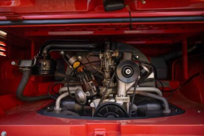 11万2000ドル（邦貨換算約1700万円）で落札されたフォルクスワーゲン「タイプ2 23ウインドウ デラックス マイクロバス」（C）Courtesy of RM Sotheby's