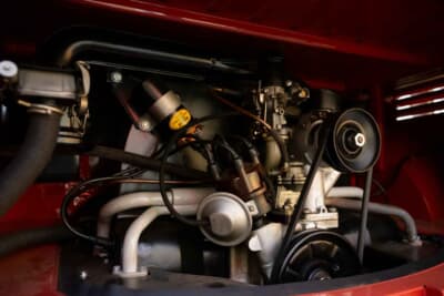 11万2000ドル（邦貨換算約1700万円）で落札されたフォルクスワーゲン「タイプ2 23ウインドウ デラックス マイクロバス」（C）Courtesy of RM Sotheby's