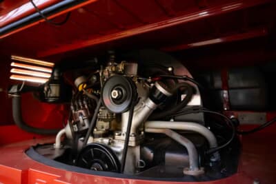 11万2000ドル（邦貨換算約1700万円）で落札されたフォルクスワーゲン「タイプ2 23ウインドウ デラックス マイクロバス」（C）Courtesy of RM Sotheby's