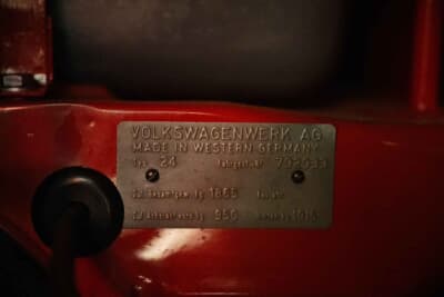 11万2000ドル（邦貨換算約1700万円）で落札されたフォルクスワーゲン「タイプ2 23ウインドウ デラックス マイクロバス」（C）Courtesy of RM Sotheby's