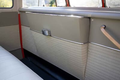 11万2000ドル（邦貨換算約1700万円）で落札されたフォルクスワーゲン「タイプ2 23ウインドウ デラックス マイクロバス」（C）Courtesy of RM Sotheby's