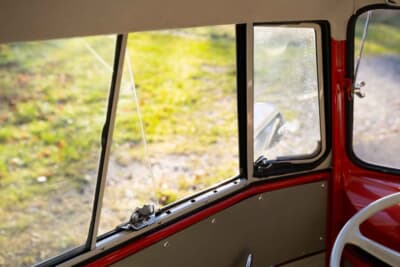 11万2000ドル（邦貨換算約1700万円）で落札されたフォルクスワーゲン「タイプ2 23ウインドウ デラックス マイクロバス」（C）Courtesy of RM Sotheby's