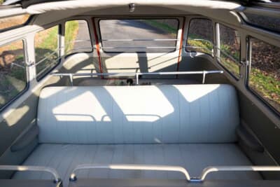 11万2000ドル（邦貨換算約1700万円）で落札されたフォルクスワーゲン「タイプ2 23ウインドウ デラックス マイクロバス」（C）Courtesy of RM Sotheby's