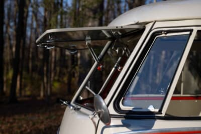 11万2000ドル（邦貨換算約1700万円）で落札されたフォルクスワーゲン「タイプ2 23ウインドウ デラックス マイクロバス」（C）Courtesy of RM Sotheby's