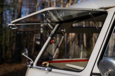 11万2000ドル（邦貨換算約1700万円）で落札されたフォルクスワーゲン「タイプ2 23ウインドウ デラックス マイクロバス」（C）Courtesy of RM Sotheby's