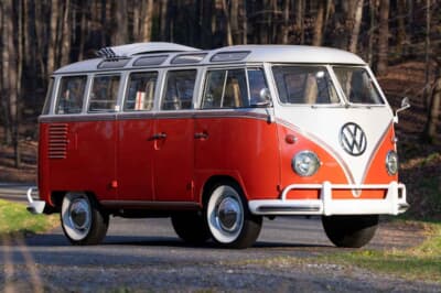 11万2000ドル（邦貨換算約1700万円）で落札されたフォルクスワーゲン「タイプ2 23ウインドウ デラックス マイクロバス」（C）Courtesy of RM Sotheby's